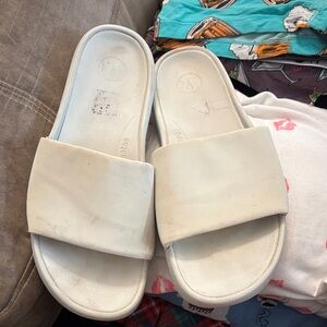 🔮 Lululemon Beige Restfeel Slide Sandals